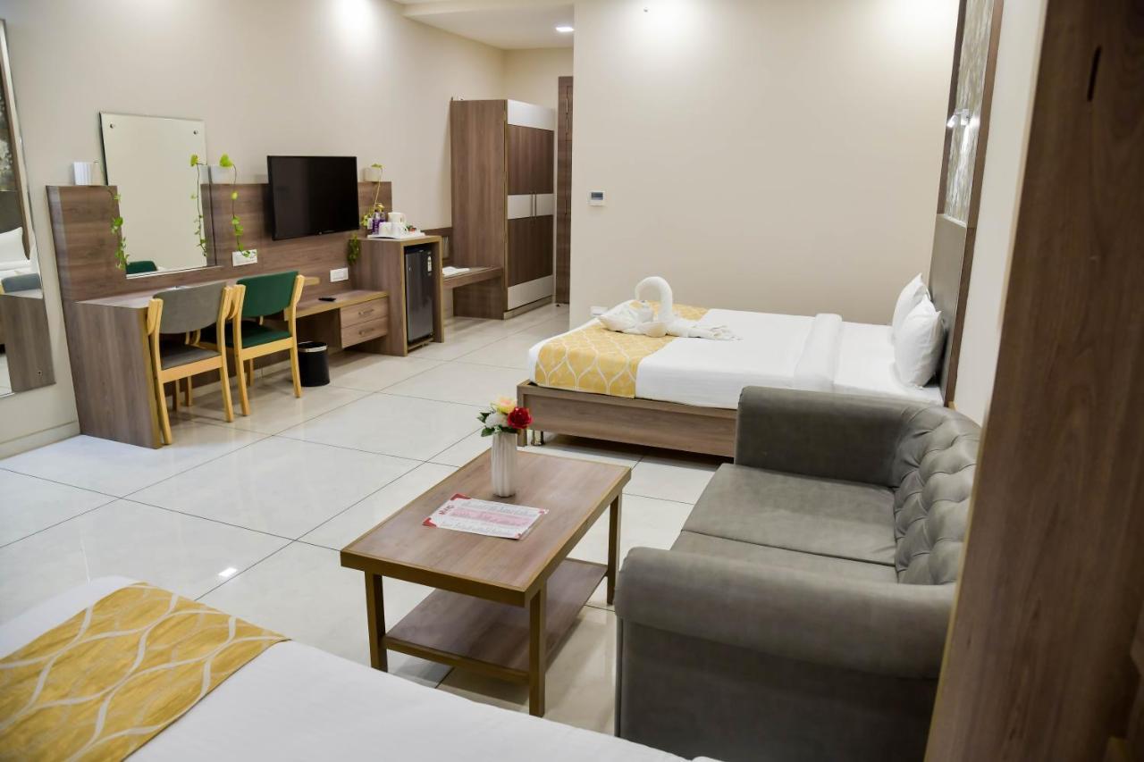 Shree Ganga Smb Hotels Ujjain Esterno foto