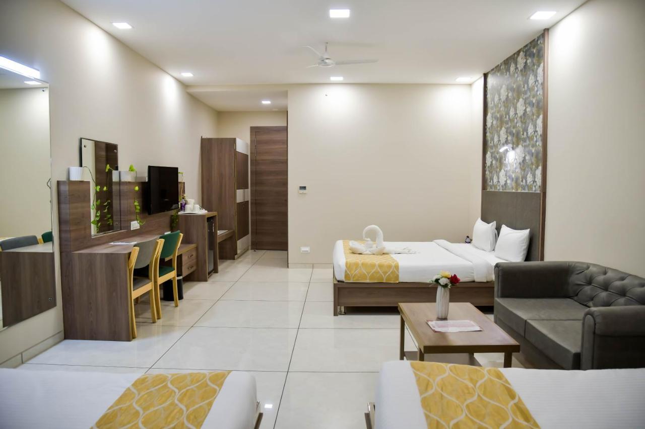 Shree Ganga Smb Hotels Ujjain Esterno foto